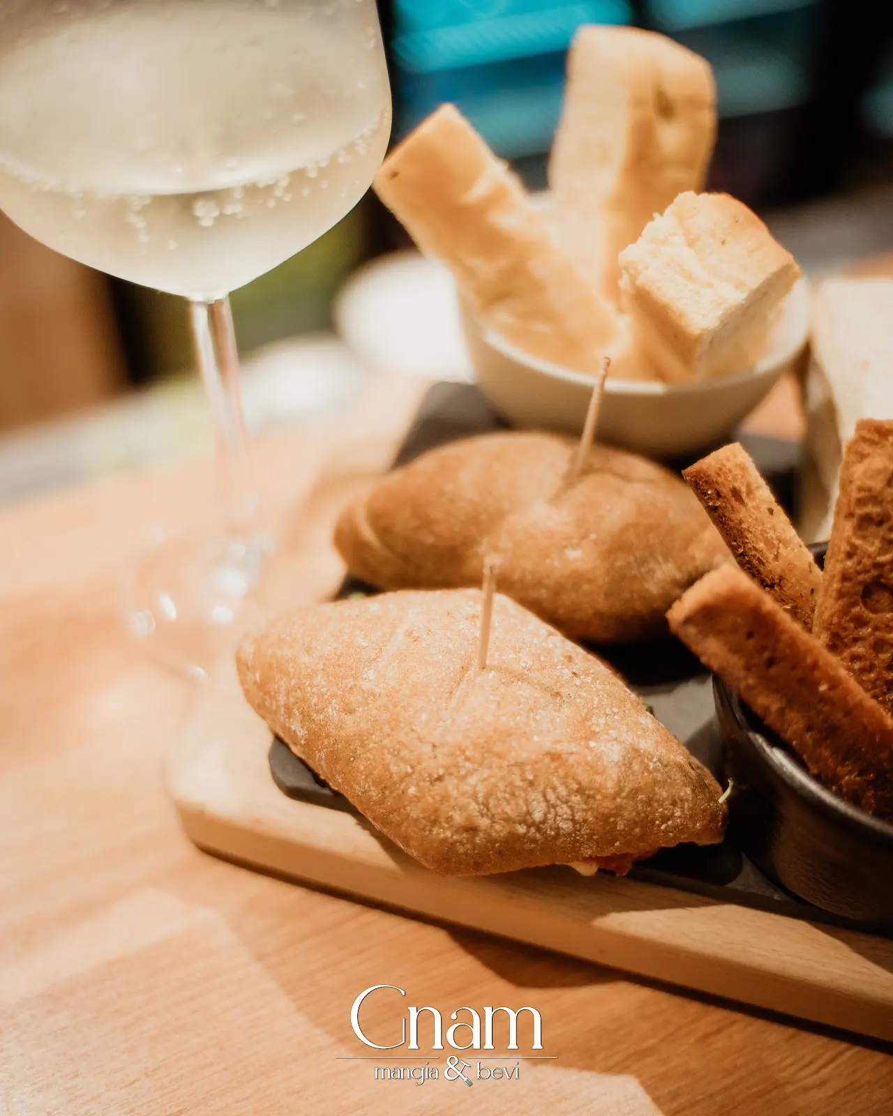 Aperitivo con snack e calice da Gnam Mangia & Bevi
