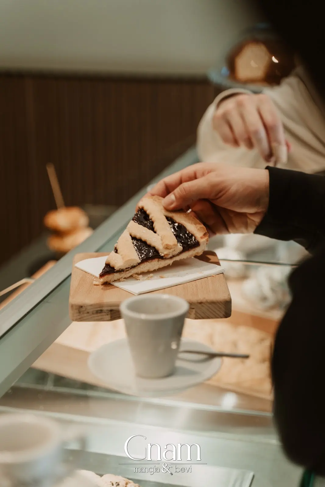 Caffè e dolci serviti al banco di Gnam Mangia & Bevi