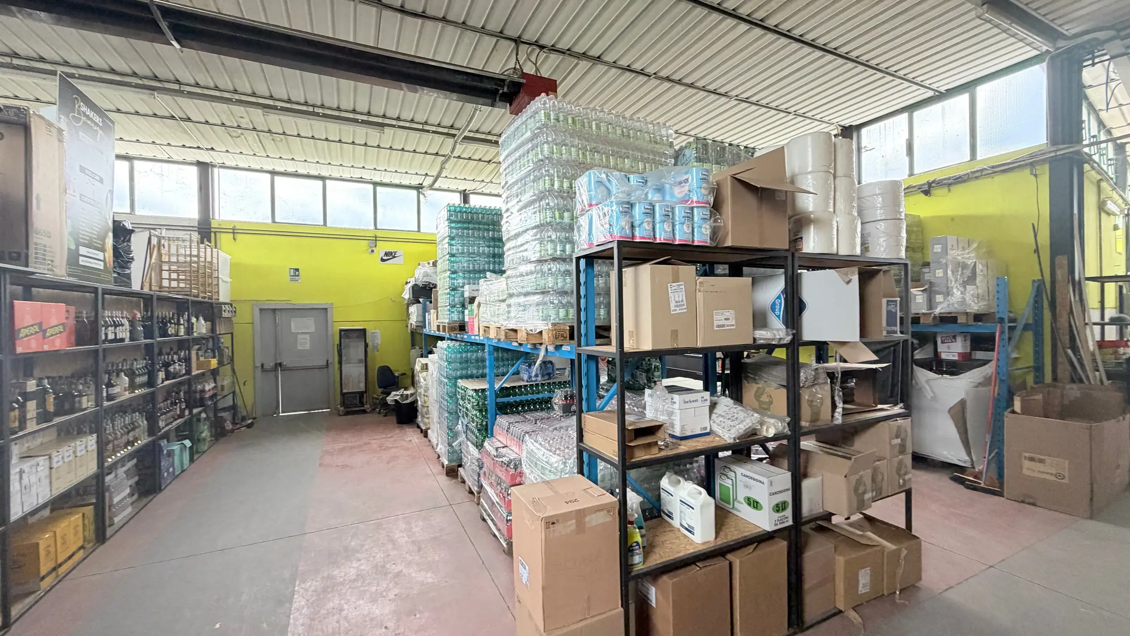 Magazzino operativo Shakers Service per forniture beverage e materiali Ho.Re.Ca.
